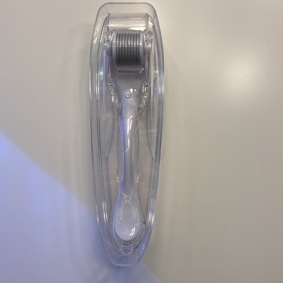 Microneedle Derma Facial Roller With Storage Case - Picture 7 of 8